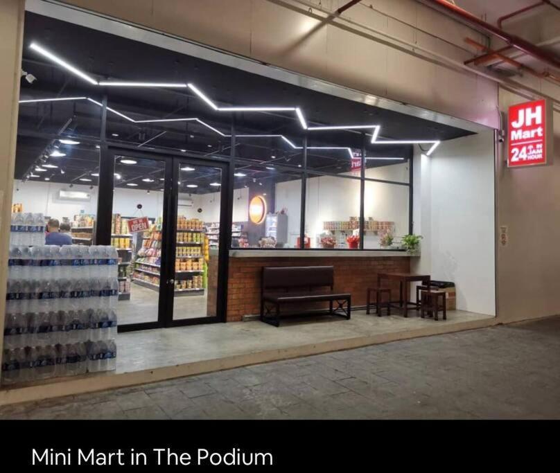 Podium _7Pax@Aeon Mall クチン エクステリア 写真